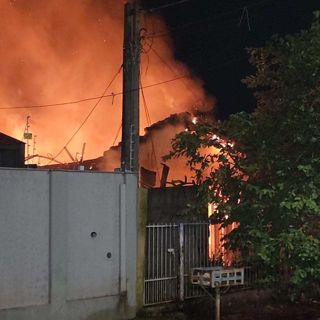 INCÊNDIO DESTRÓI RESIDÊNCIA DURANTE A MADRUGADA NO JARDIM BANDEIRANTES EM LONDRINA