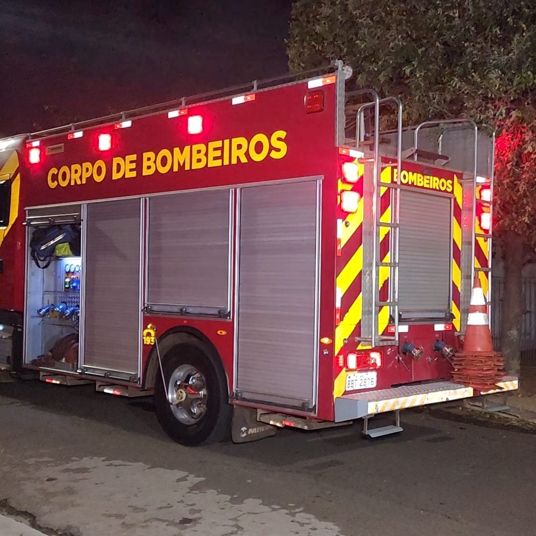 INCÊNDIO DESTRÓI RESIDÊNCIA DURANTE A MADRUGADA NO JARDIM BANDEIRANTES EM LONDRINA