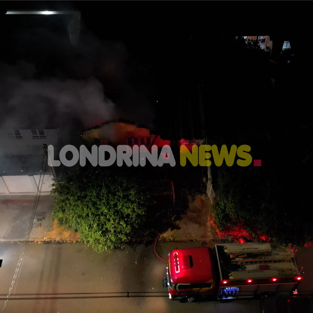 INCÊNDIO DESTRÓI RESIDÊNCIA DURANTE A MADRUGADA NO JARDIM BANDEIRANTES EM LONDRINA
