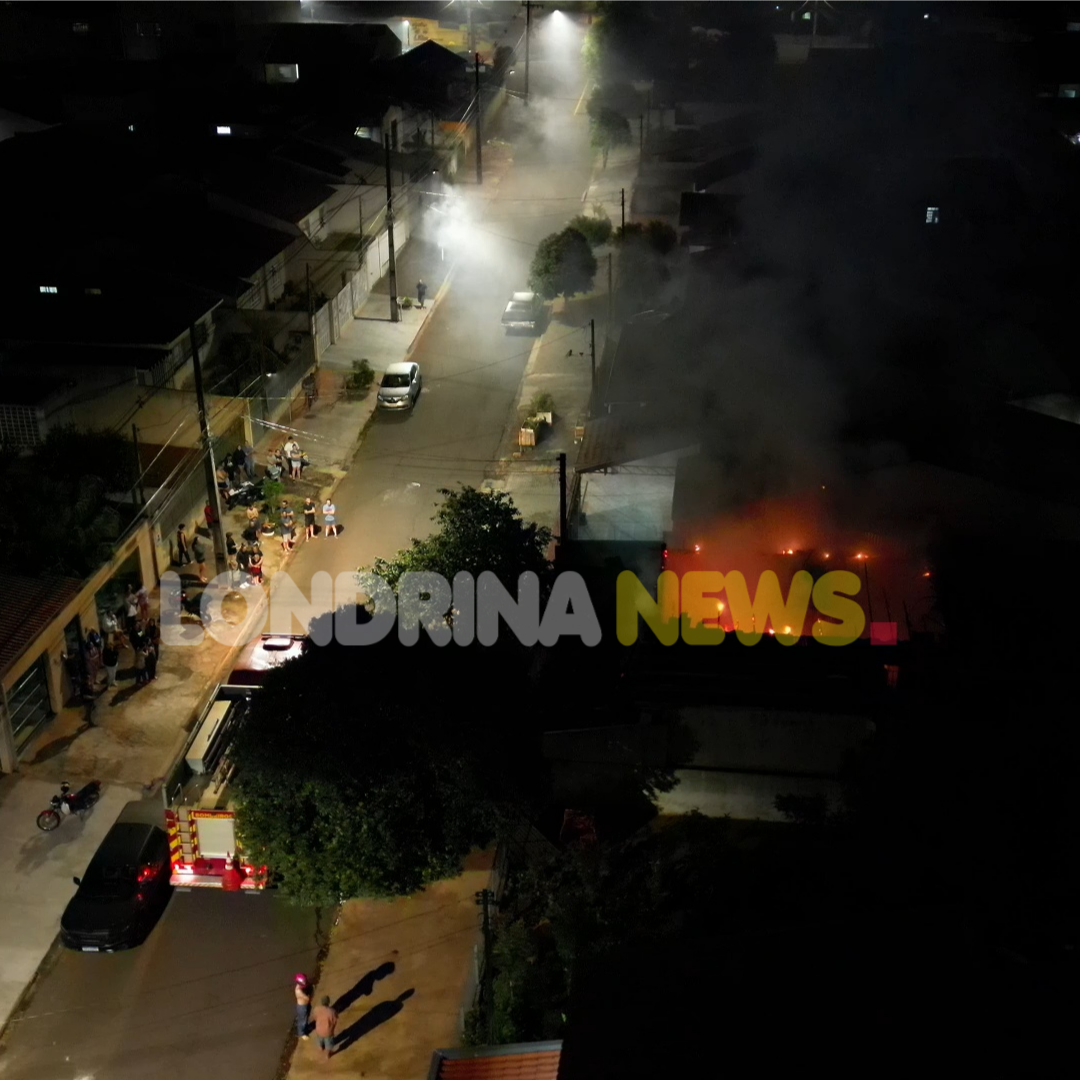 INCÊNDIO DESTRÓI RESIDÊNCIA DURANTE A MADRUGADA NO JARDIM BANDEIRANTES EM LONDRINA