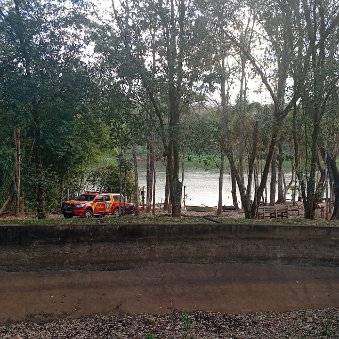 BARCO VIRA DURANTE PESCARIA E HOMEM DESAPARECE NO RIO TIBAGI EM JATAIZINHO