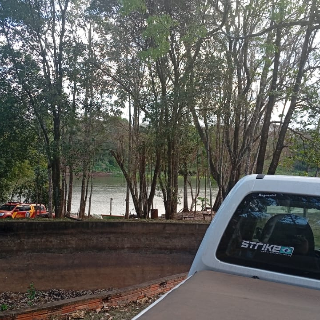 BARCO VIRA DURANTE PESCARIA E HOMEM DESAPARECE NO RIO TIBAGI EM JATAIZINHO