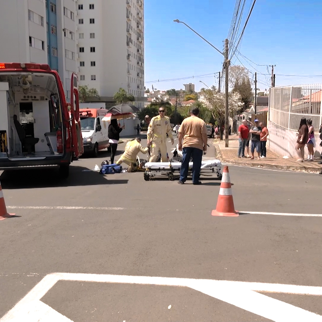 MULHER MORRE NO HOSPITAL APÓS COLISÃO ENTRE MOTO E CAMINHONETE NO CENTRO DE LONDRINA