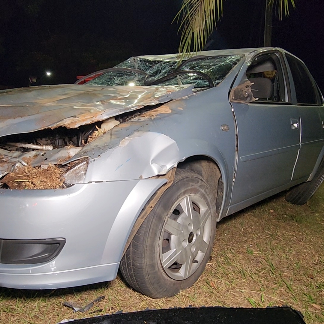 CARRO CAPOTA APÓS COLISÃO E DEIXA TRÊS FERIDOS NA ZONA SUL DE LONDRINA
