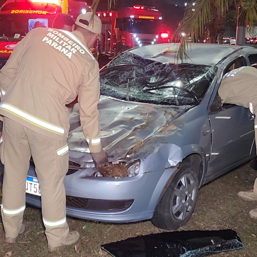 CARRO CAPOTA APÓS COLISÃO E DEIXA TRÊS FERIDOS NA ZONA SUL DE LONDRINA