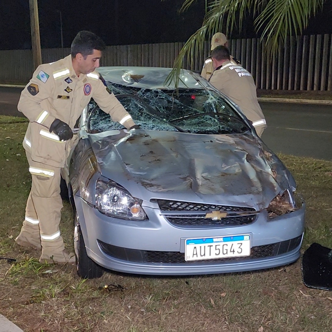 CARRO CAPOTA APÓS COLISÃO E DEIXA TRÊS FERIDOS NA ZONA SUL DE LONDRINA