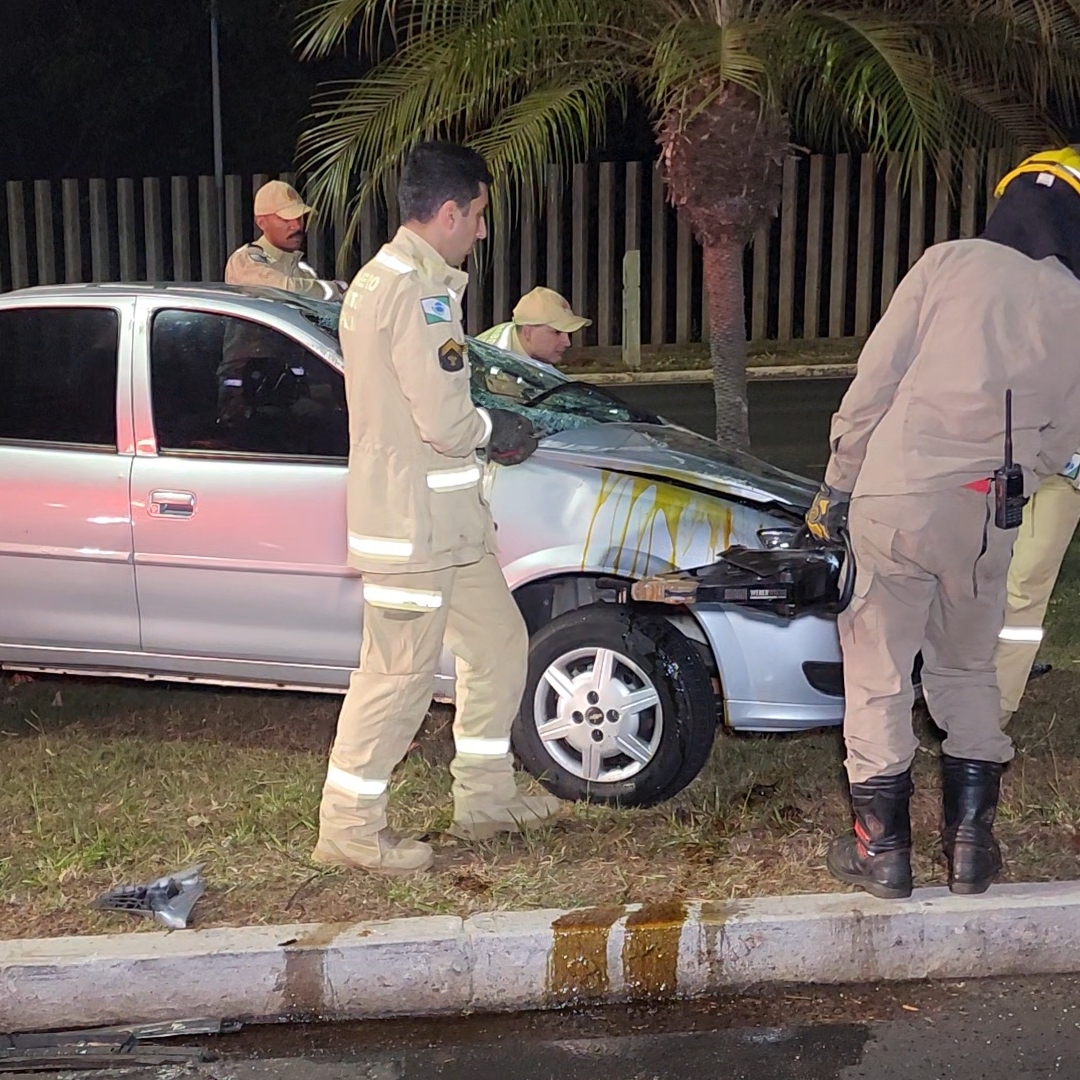 CARRO CAPOTA APÓS COLISÃO E DEIXA TRÊS FERIDOS NA ZONA SUL DE LONDRINA