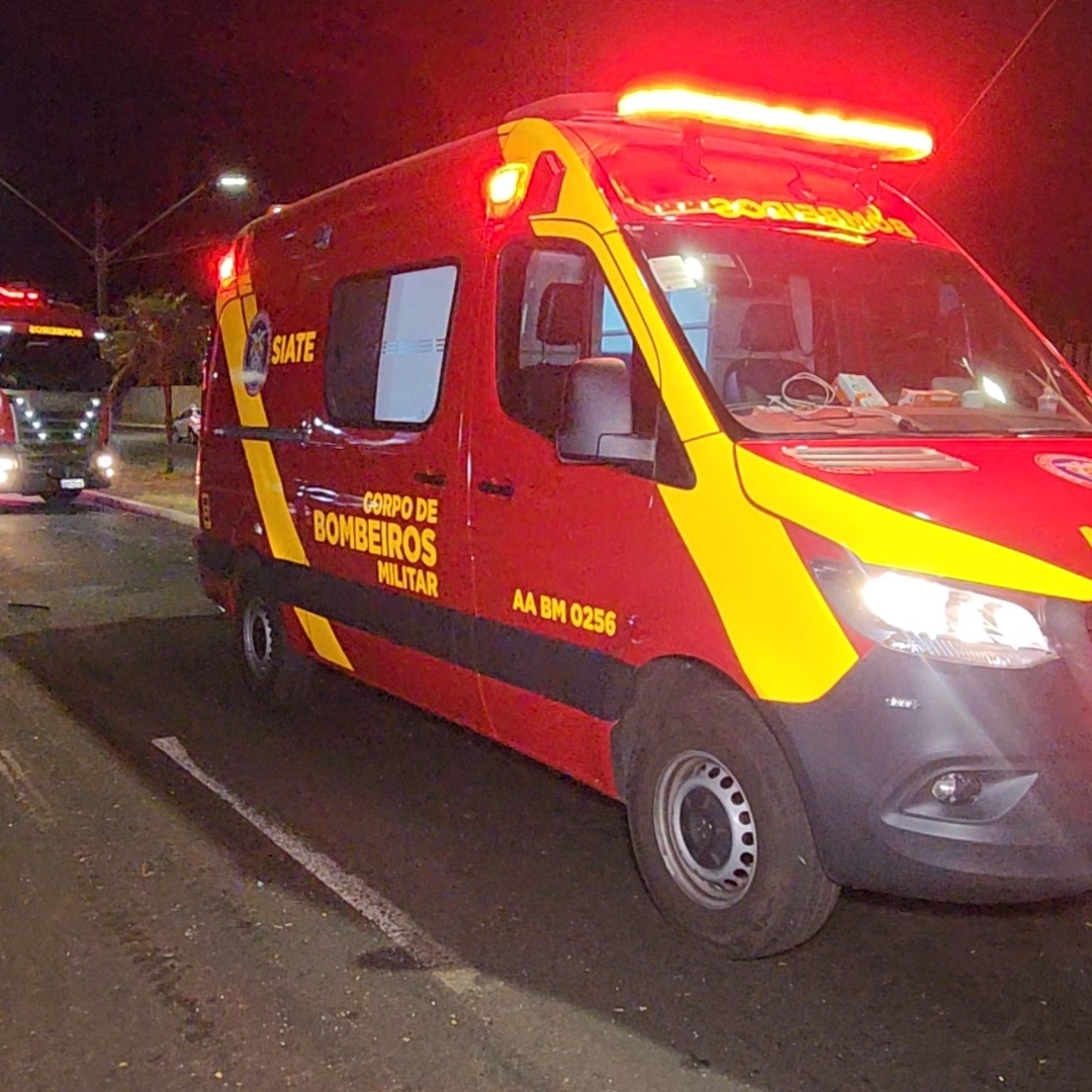 CARRO CAPOTA APÓS COLISÃO E DEIXA TRÊS FERIDOS NA ZONA SUL DE LONDRINA
