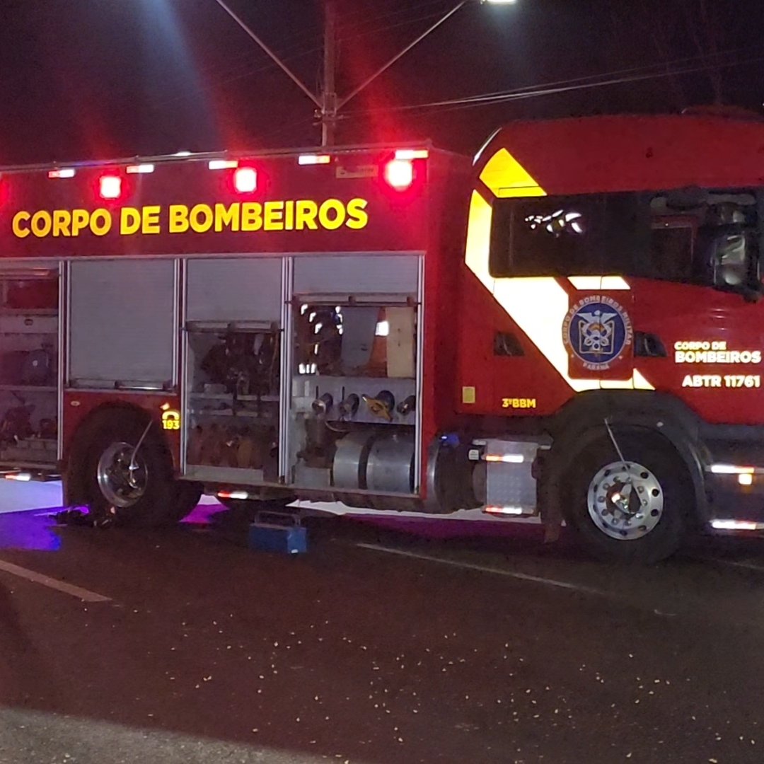 CARRO CAPOTA APÓS COLISÃO E DEIXA TRÊS FERIDOS NA ZONA SUL DE LONDRINA