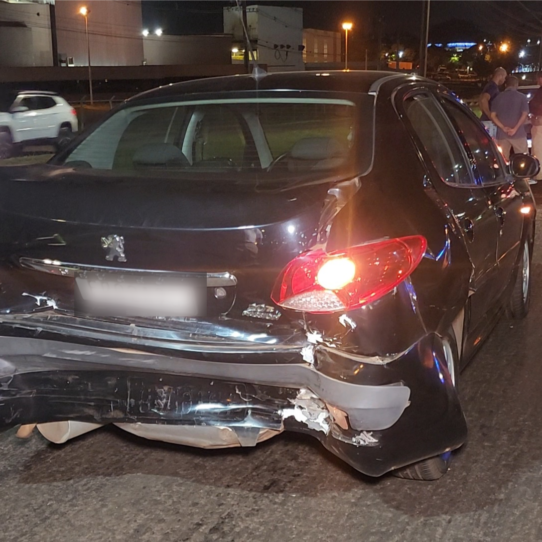 QUATRO CARROS SE ENVOLVEM EM ENGAVETAMENTO NA TIRADENTES, EM LONDRINA