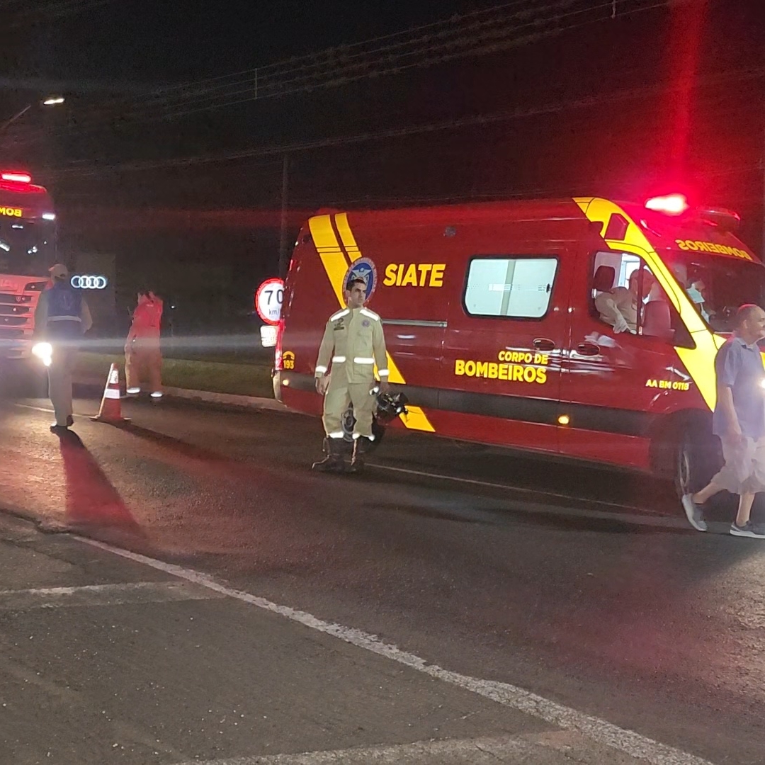 QUATRO CARROS SE ENVOLVEM EM ENGAVETAMENTO NA TIRADENTES, EM LONDRINA