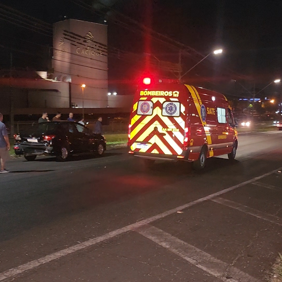 QUATRO CARROS SE ENVOLVEM EM ENGAVETAMENTO NA TIRADENTES, EM LONDRINA