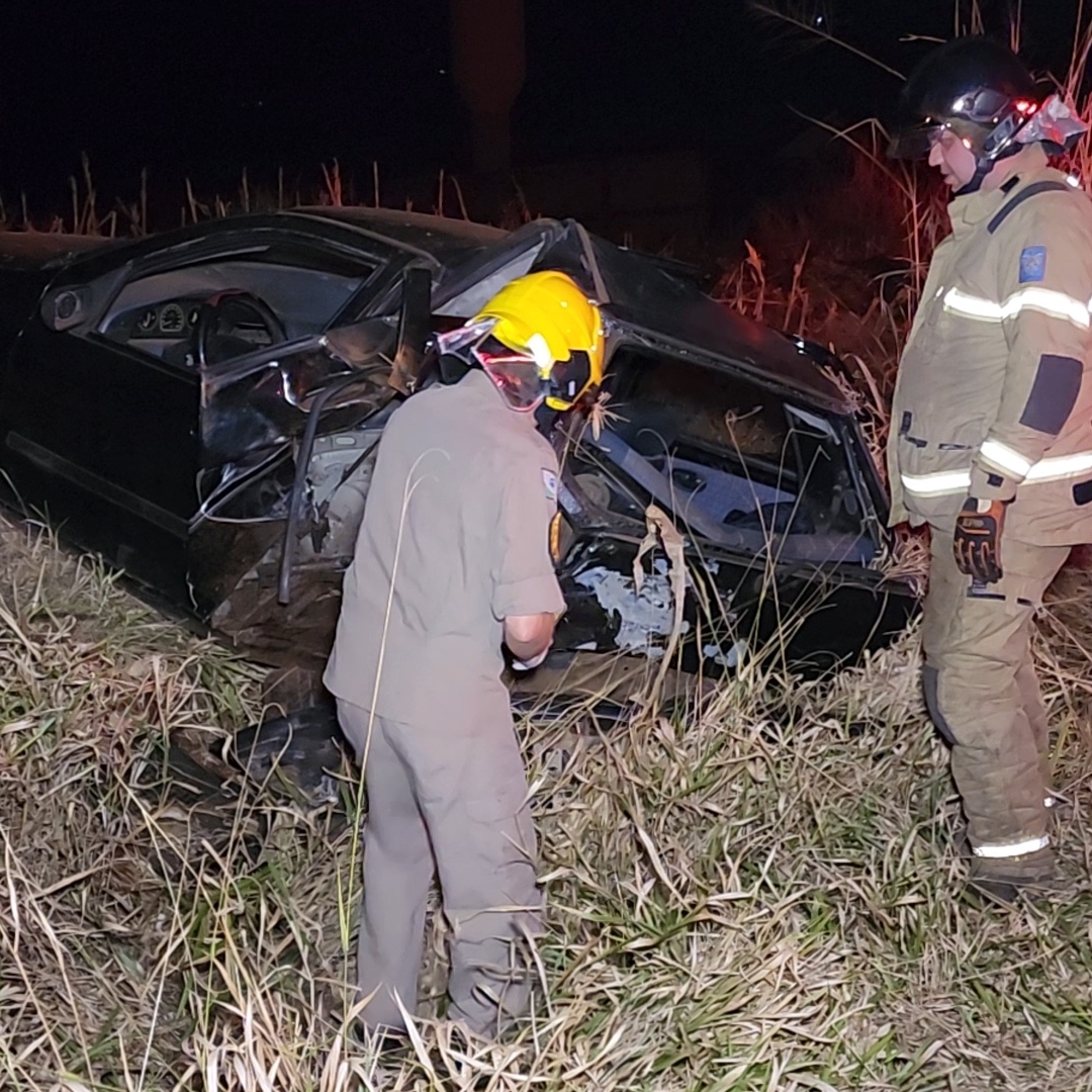 COLISÃO ENTRE DOIS CARROS DEIXA TRÊS FERIDOS NA RODOVIA CARLOS JOÃO STRASS, EM LONDRINA
