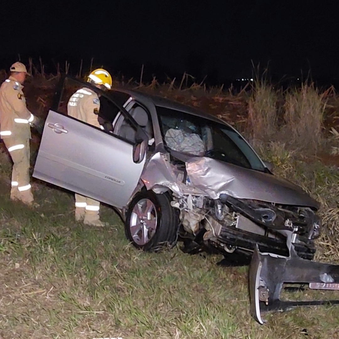 COLISÃO ENTRE DOIS CARROS DEIXA TRÊS FERIDOS NA RODOVIA CARLOS JOÃO STRASS, EM LONDRINA