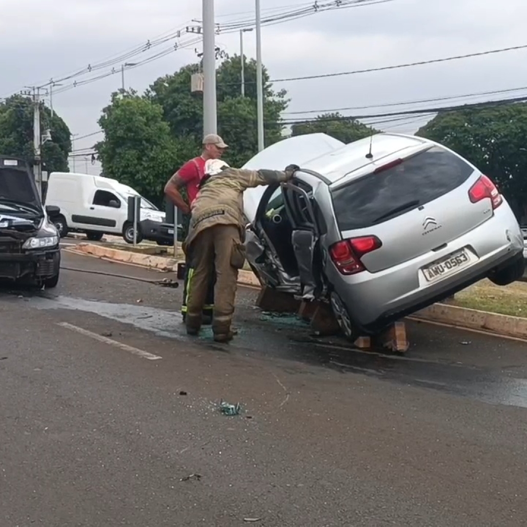 IDOSO FICA FERIDO EM COLISÃO NA AVENIDA FARIA LIMA, EM LONDRINA