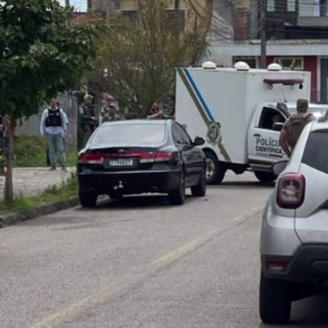 CONFRONTO EM SÃO JOSÉ DOS PINHAIS TERMINA COM MORTE DE 8⁰ SUSPEITO DE EXECUTAR EX-DELEGADO-GERAL DE SÃO PAULO