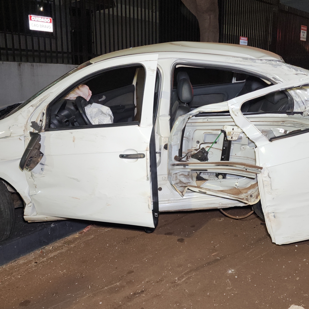 MOTORISTA FICA FERIDA APÓS BATER CARRO CONTRA MURO NA ZONA NORTE DE LONDRINA