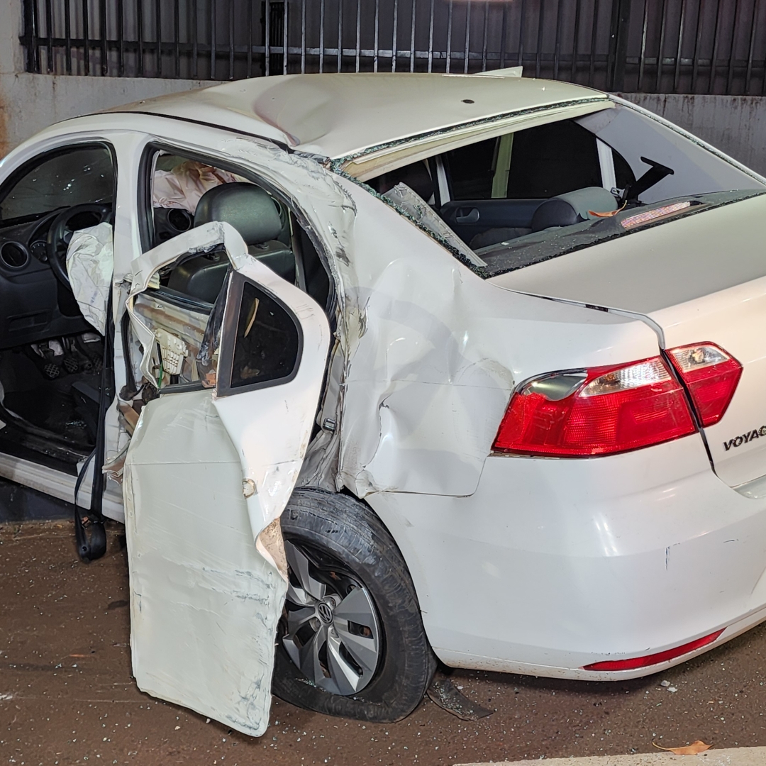 MOTORISTA FICA FERIDA APÓS BATER CARRO CONTRA MURO NA ZONA NORTE DE LONDRINA