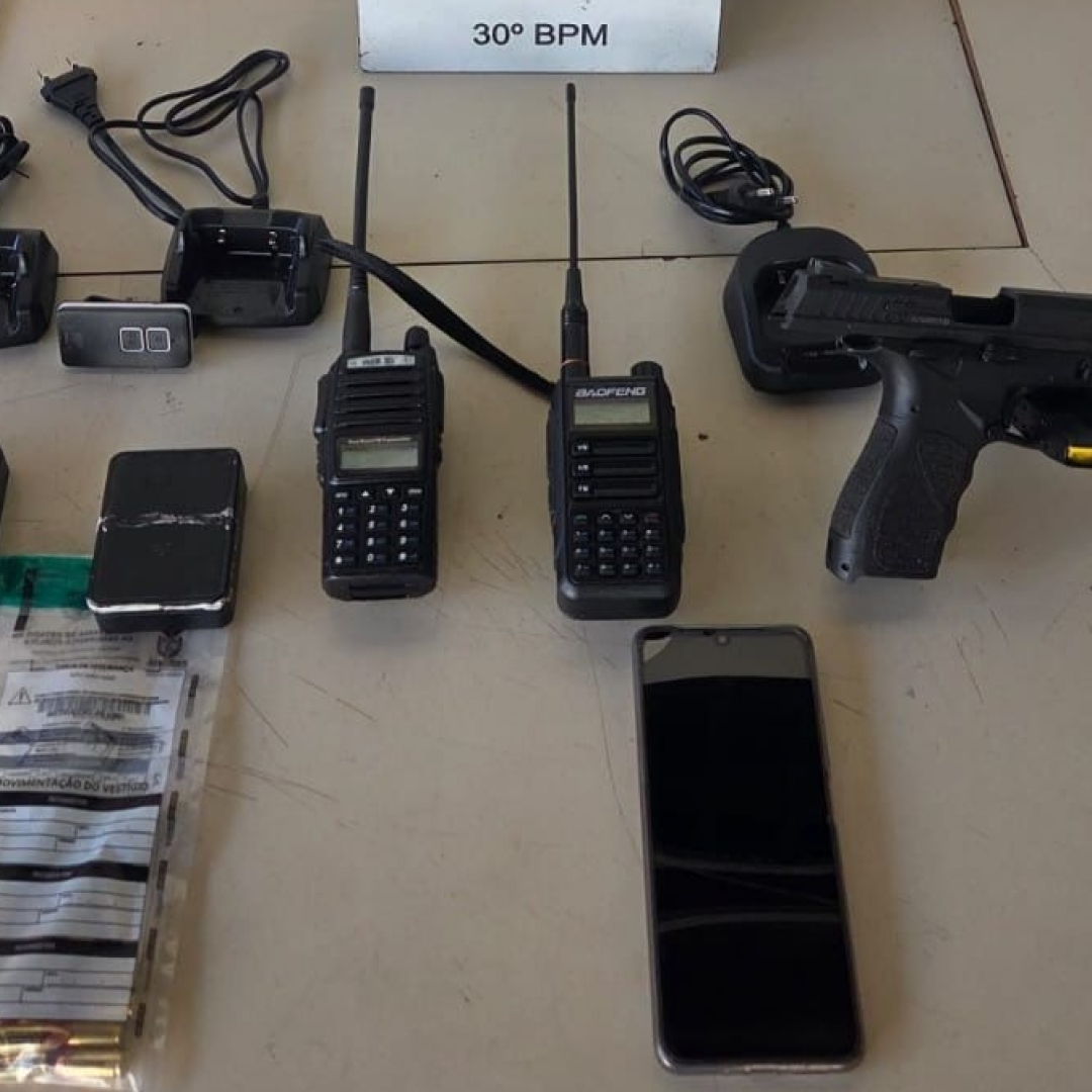 HOMEM É PRESO E PISTOLA APREENDIDA APÓS PERSEGUIÇÃO POLICIAL EM AVENIDA NA ZONA NORTE LONDRINA