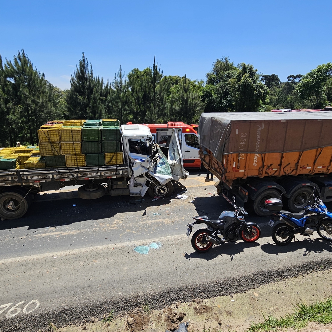 TRAGÉDIA: CRIANÇA MORRE EM GRAVE ACIDENTE ENTRE CAMINHÕES NO CONTORNO NORTE, EM CURITIBA