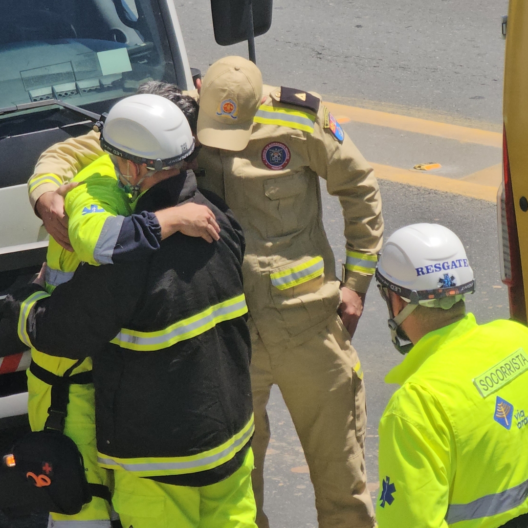TRAGÉDIA: CRIANÇA MORRE EM GRAVE ACIDENTE ENTRE CAMINHÕES NO CONTORNO NORTE, EM CURITIBA