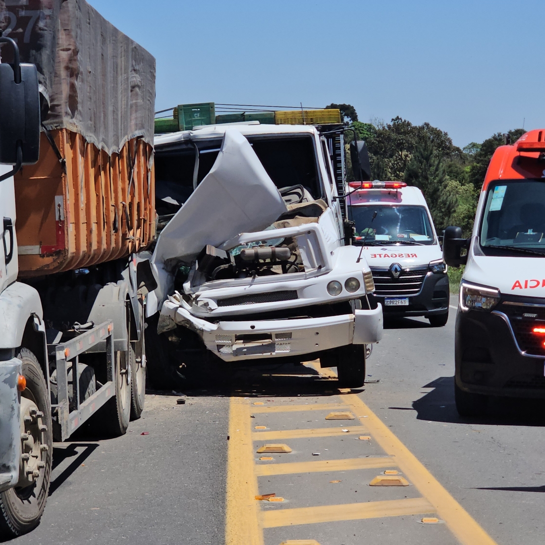 TRAGÉDIA: CRIANÇA MORRE EM GRAVE ACIDENTE ENTRE CAMINHÕES NO CONTORNO NORTE, EM CURITIBA