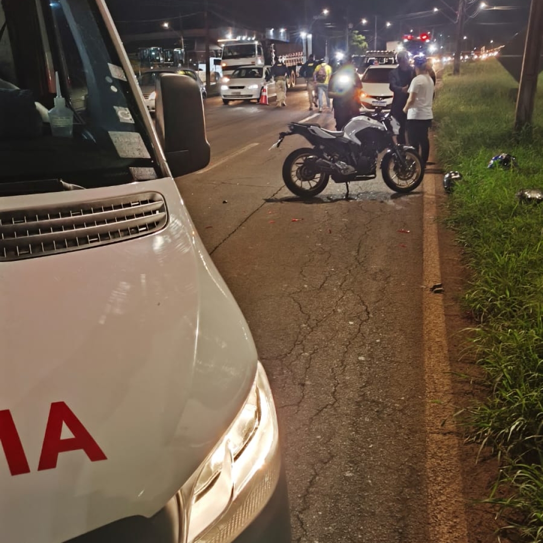 MOTOCICLISTA FICA FERIDO APÓS QUEDA NA AVENIDA TIRADENTES, EM LONDRINA