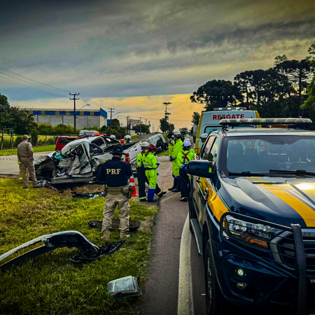 COLISÃO ENTRE CARRO E CAMINHÃO DEIXA DUAS PESSOAS MORTAS E CRIANÇA FERIDA NA BR-476, EM ARAUCÁRIA