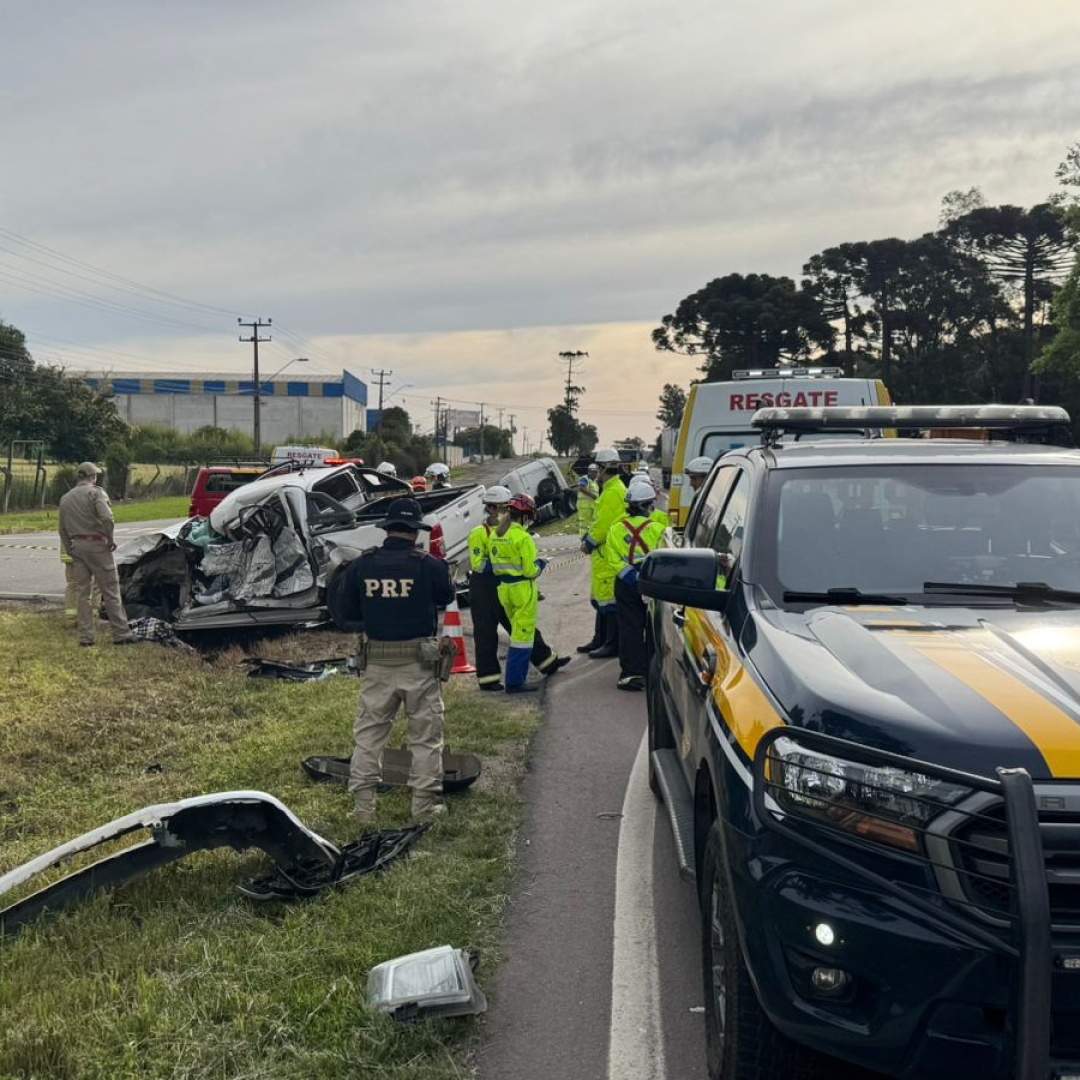 COLISÃO ENTRE CARRO E CAMINHÃO DEIXA DUAS PESSOAS MORTAS E CRIANÇA FERIDA NA BR-476, EM ARAUCÁRIA