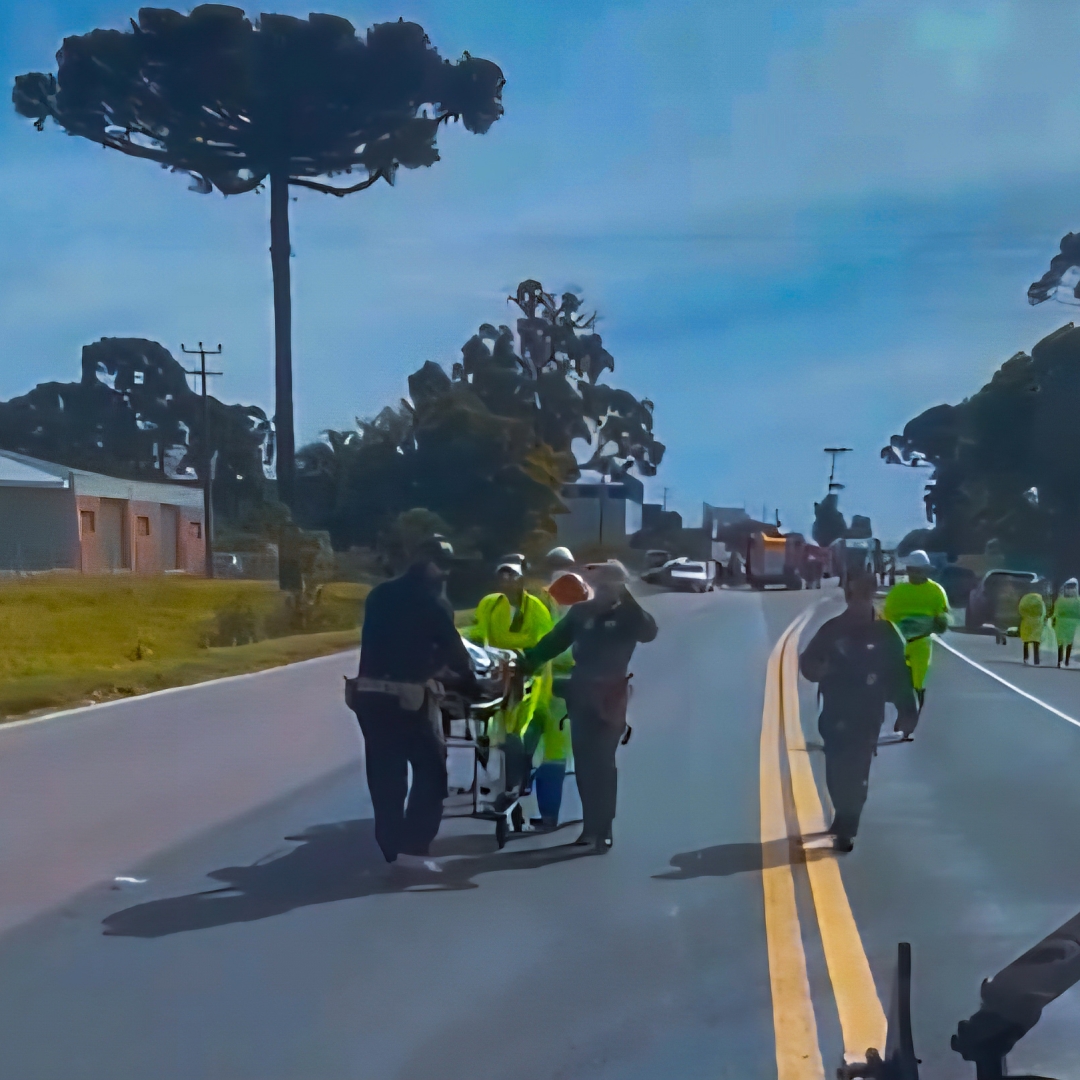 COLISÃO ENTRE CARRO E CAMINHÃO DEIXA DUAS PESSOAS MORTAS E CRIANÇA FERIDA NA BR-476, EM ARAUCÁRIA