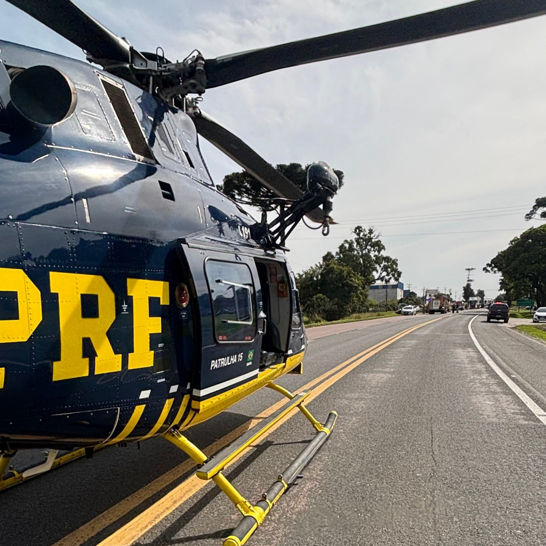 COLISÃO ENTRE CARRO E CAMINHÃO DEIXA DUAS PESSOAS MORTAS E CRIANÇA FERIDA NA BR-476, EM ARAUCÁRIA