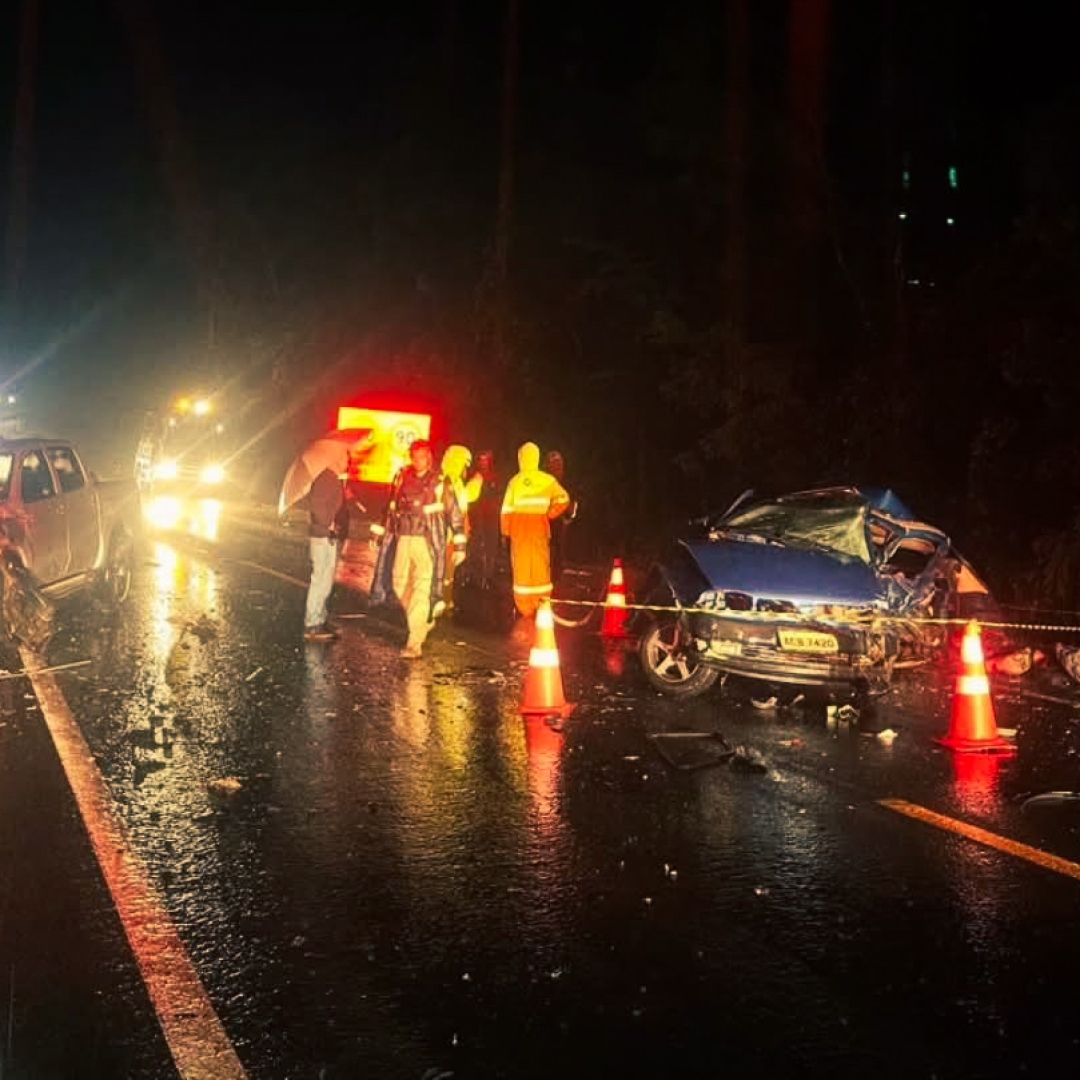 COLISÃO FRONTAL DEIXA 4 MORTOS NA BR-373, EM GUAMIRANGA