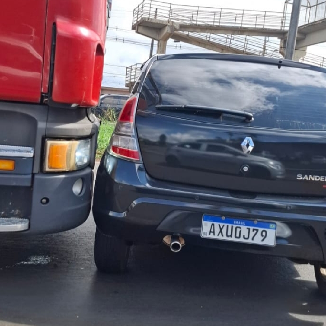 COLISÃO ENTRE CAMINHÃO E CARRO É REGISTRADA NA BR-369, EM CAMBÉ