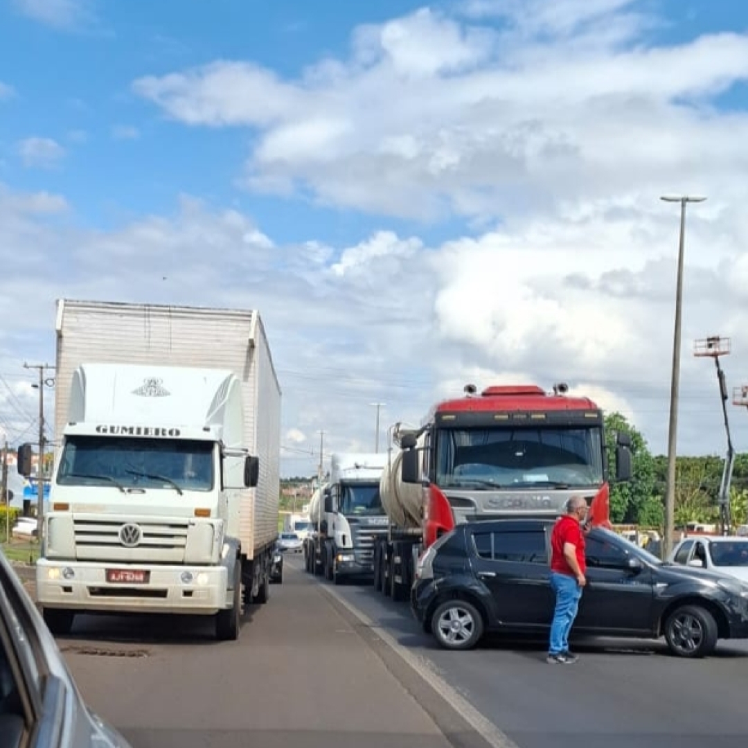 COLISÃO ENTRE CAMINHÃO E CARRO É REGISTRADA NA BR-369, EM CAMBÉ