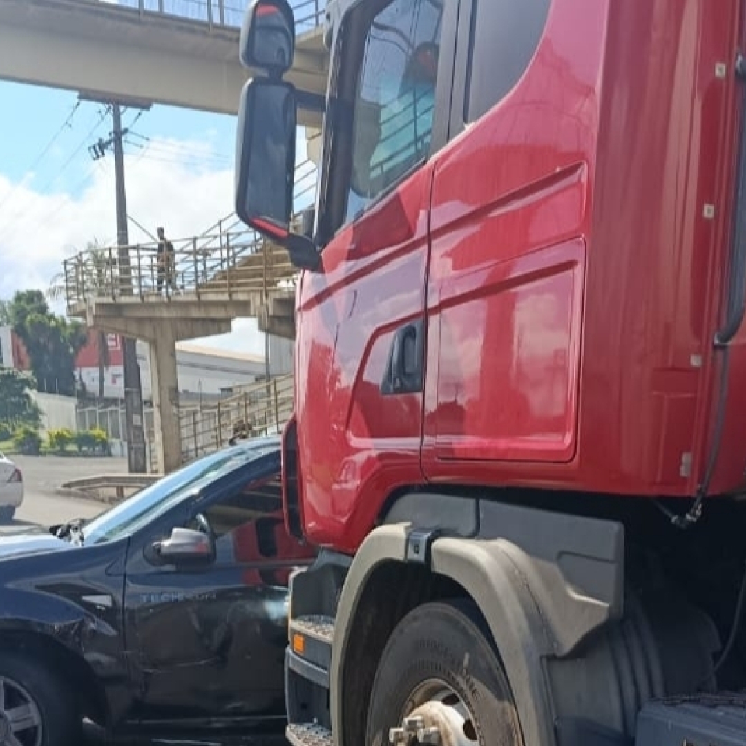 COLISÃO ENTRE CAMINHÃO E CARRO É REGISTRADA NA BR-369, EM CAMBÉ