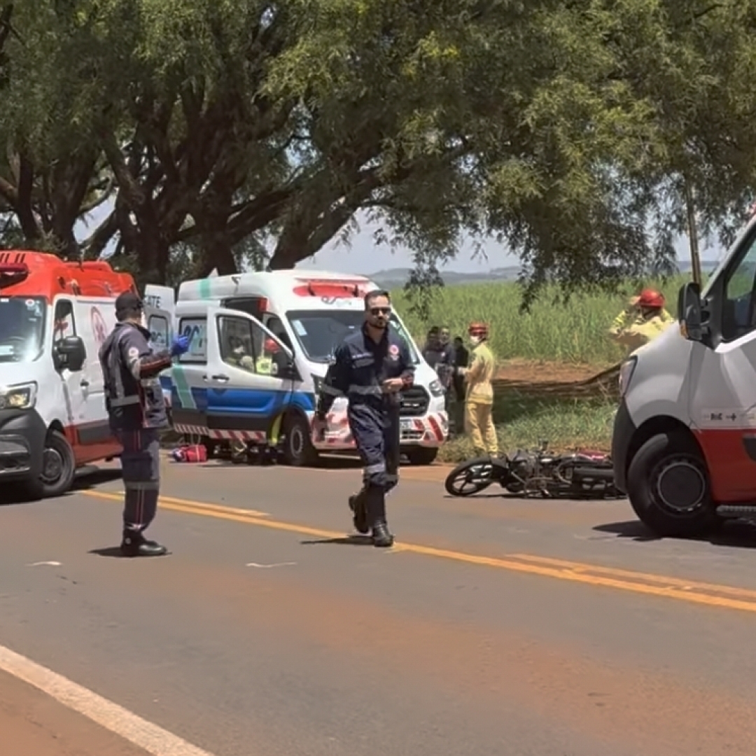 JOVEM FICA GRAVEMENTE FERIDA APÓS COLISÃO ENTRE MOTOCICLETA E CAMINHÃO NA BR-369, EM BANDEIRANTES 