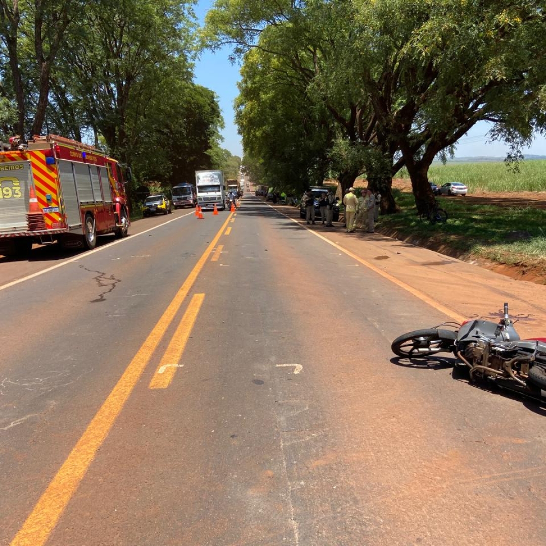 JOVEM FICA GRAVEMENTE FERIDA APÓS COLISÃO ENTRE MOTOCICLETA E CAMINHÃO NA BR-369, EM BANDEIRANTES 