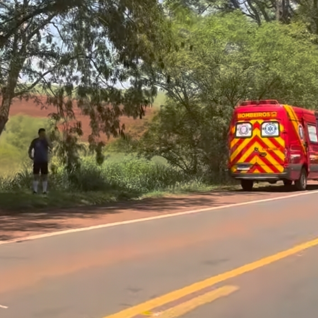 JOVEM FICA GRAVEMENTE FERIDA APÓS COLISÃO ENTRE MOTOCICLETA E CAMINHÃO NA BR-369, EM BANDEIRANTES 