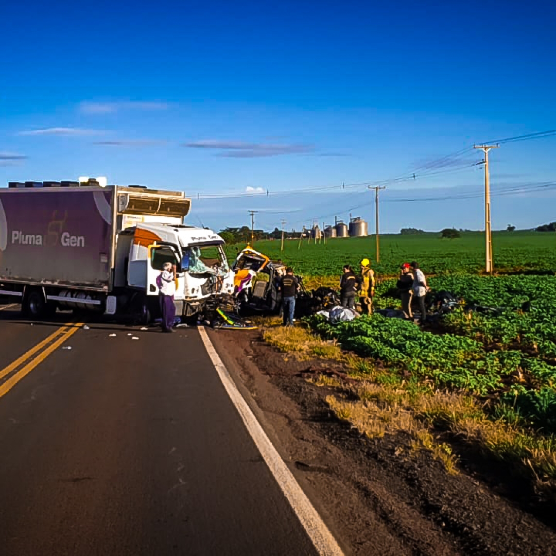 TRAGÉDIA NA PR-170: COLISÃO ENTRE CARRO E CAMINHÃO MATA FAMÍLIA INTEIRA EM ROLÂNDIA