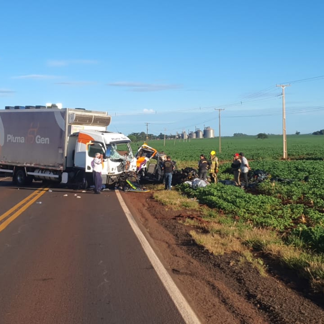 TRAGÉDIA NA PR-170: COLISÃO ENTRE CARRO E CAMINHÃO MATA FAMÍLIA INTEIRA EM ROLÂNDIA