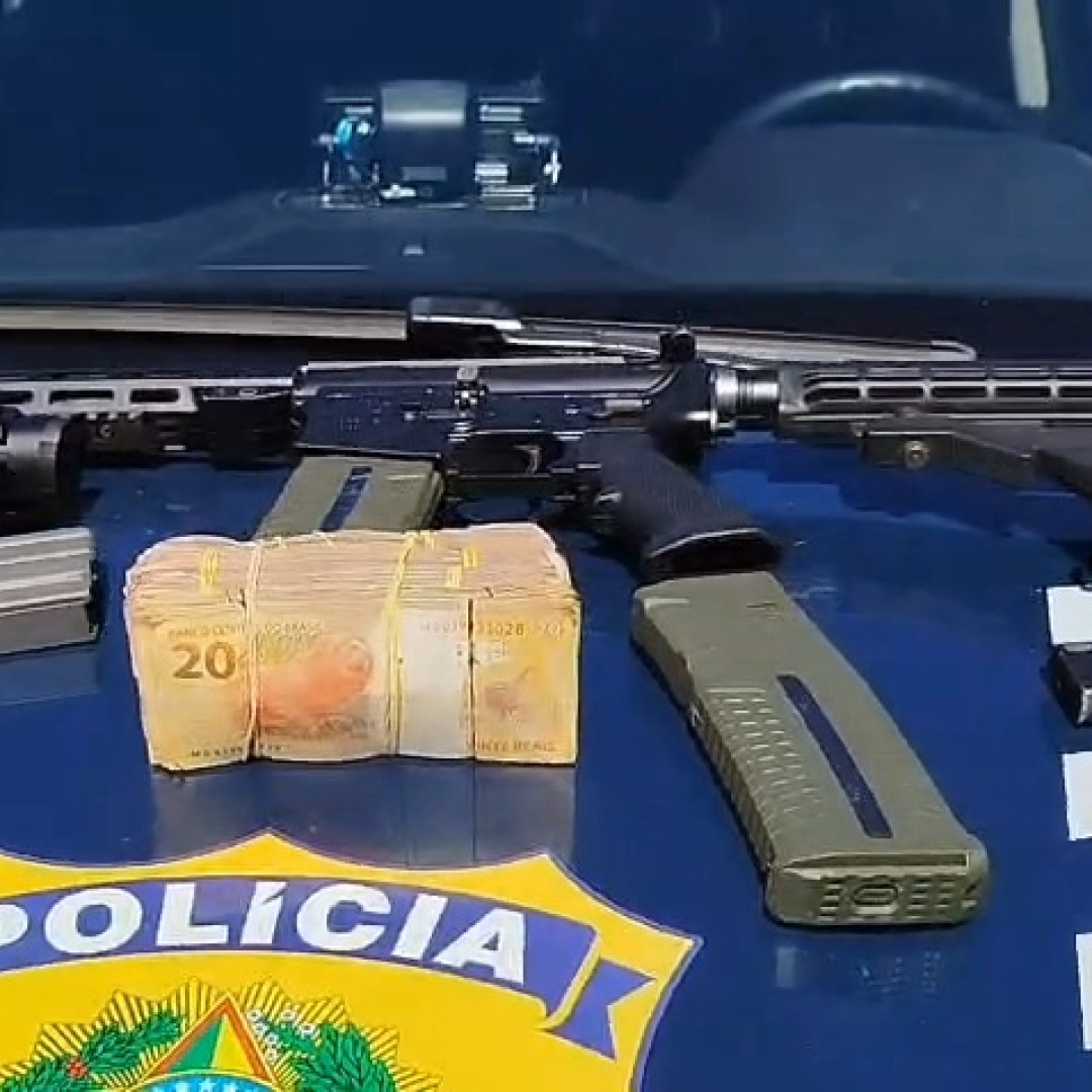 PRF APREENDE FUZIL COM MIRA HOLOGRÁFICA E 9 REVÓLVERES EM LONDRINA