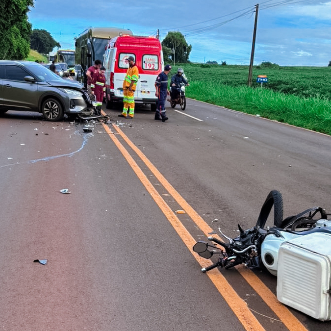 MOTOCICLISTA FICA FERIDO APÓS COLISÃO FRONTAL COM CARRO NA CARLOS JOÃO STRASS, EM LONDRINA 