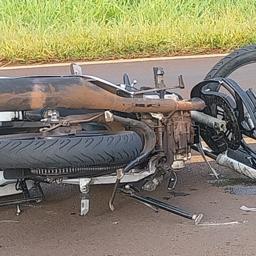 MOTOCICLISTA FICA FERIDO APÓS COLISÃO FRONTAL COM CARRO NA CARLOS JOÃO STRASS, EM LONDRINA 