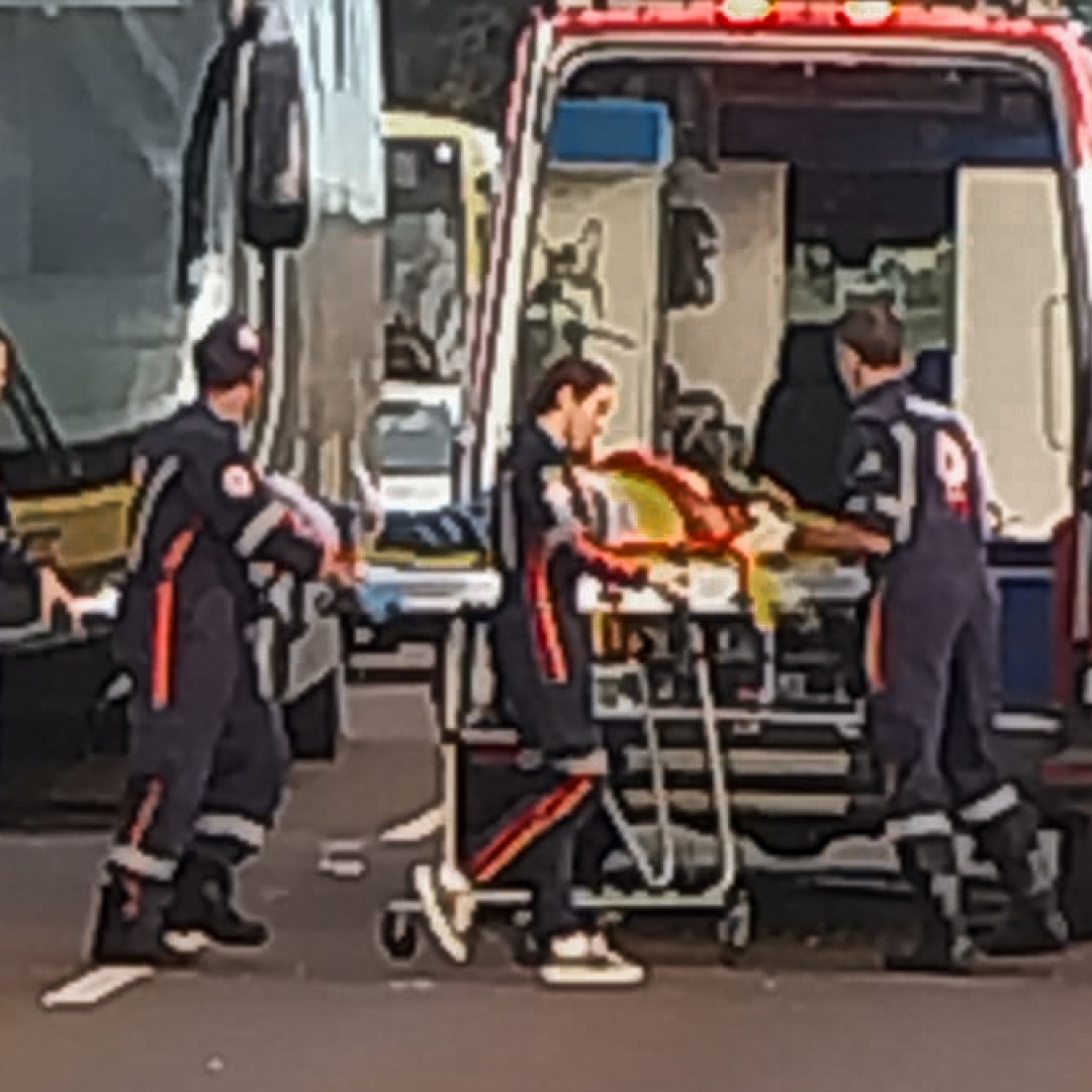 MOTOCICLISTA FICA FERIDO APÓS COLISÃO FRONTAL COM CARRO NA CARLOS JOÃO STRASS, EM LONDRINA 