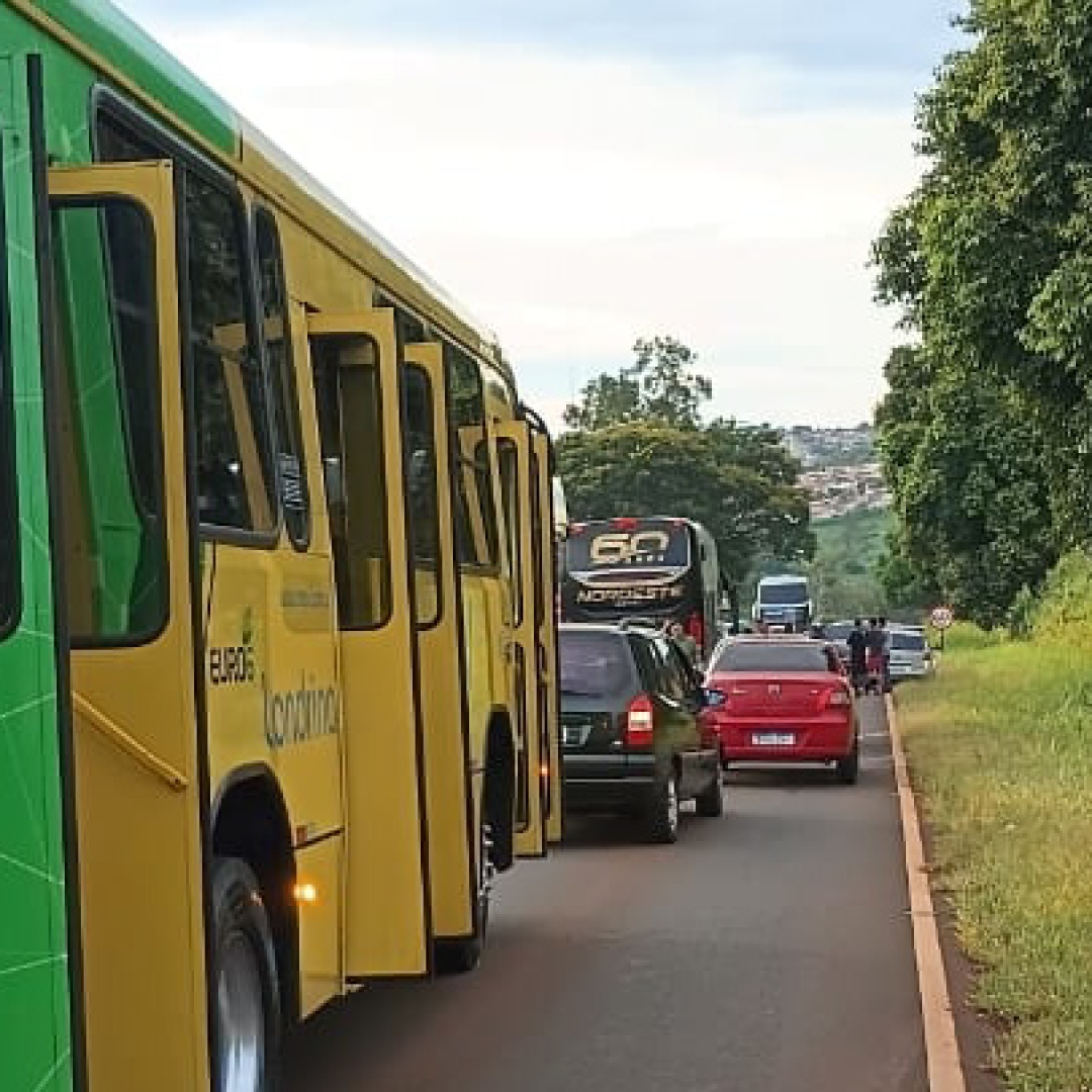 MOTOCICLISTA FICA FERIDO APÓS COLISÃO FRONTAL COM CARRO NA CARLOS JOÃO STRASS, EM LONDRINA 