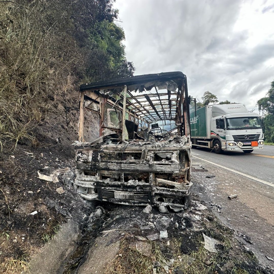 ÔNIBUS ADAPTADO COMO MOTORHOME PEGA FOGO NA BR-376 EM ORTIGUEIRA