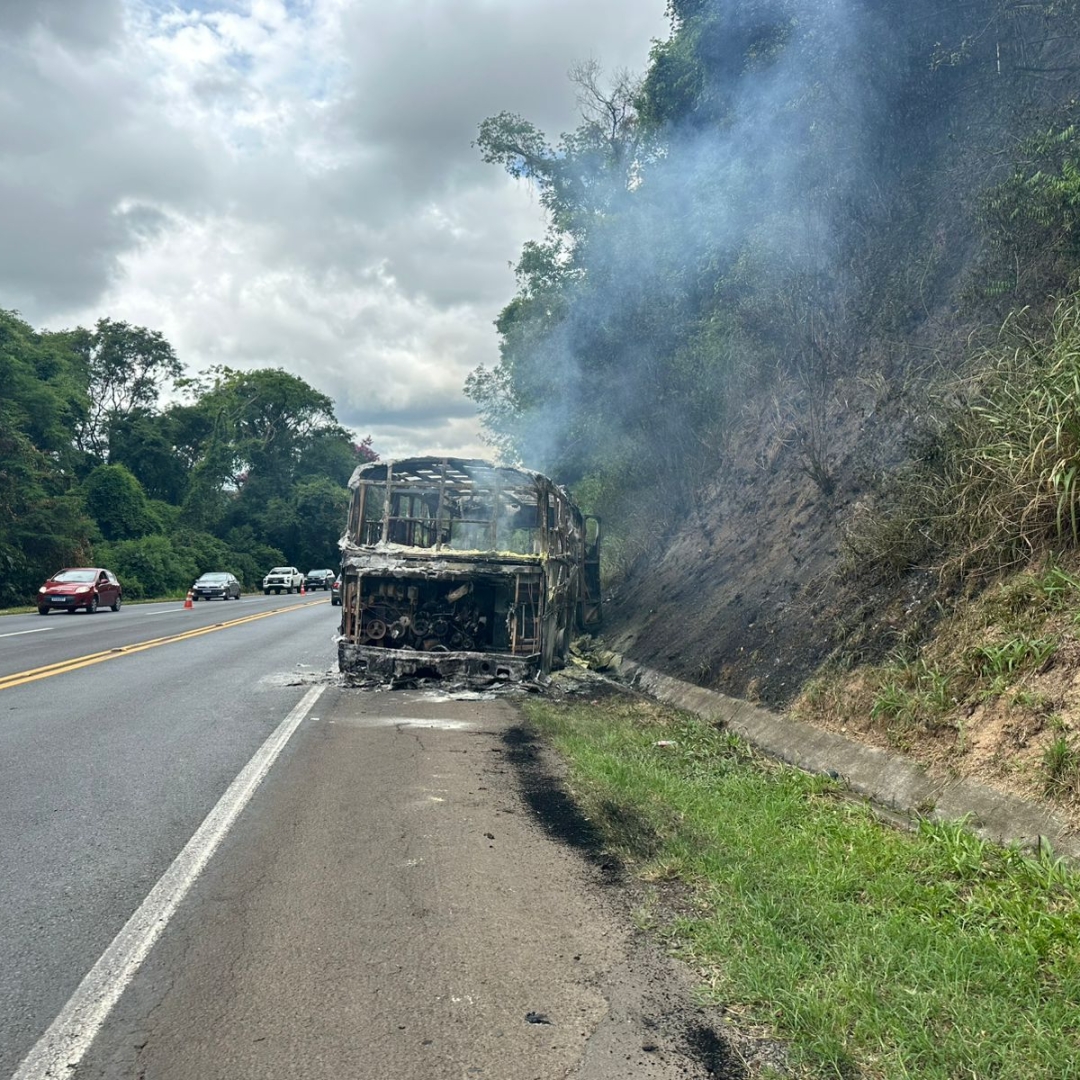 ÔNIBUS ADAPTADO COMO MOTORHOME PEGA FOGO NA BR-376 EM ORTIGUEIRA