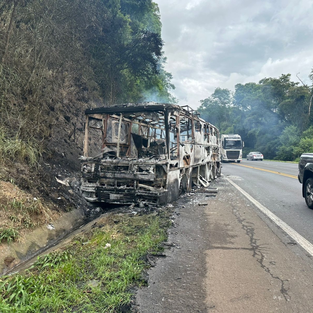ÔNIBUS ADAPTADO COMO MOTORHOME PEGA FOGO NA BR-376 EM ORTIGUEIRA