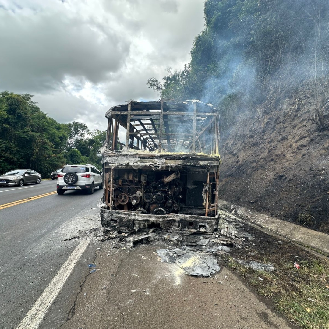 ÔNIBUS ADAPTADO COMO MOTORHOME PEGA FOGO NA BR-376 EM ORTIGUEIRA