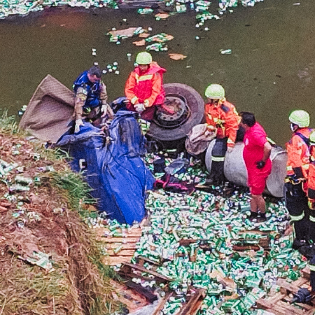 CAMINHÃO CARREGADO COM CERVEJA CAI EM RIO NA BR-376 E MOTORISTA MORRE EM IMBAÚ